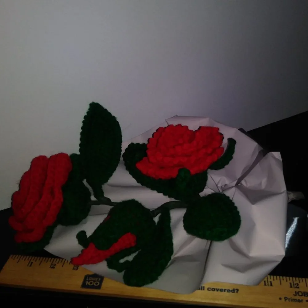 Bouquet of 3 handmade crochet roses in red.